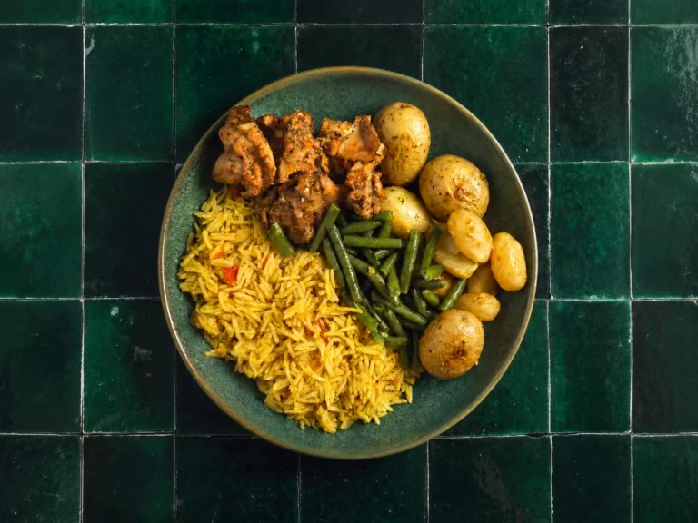 Kip biryani met sperziebonen en aromatische biryanirijst.
