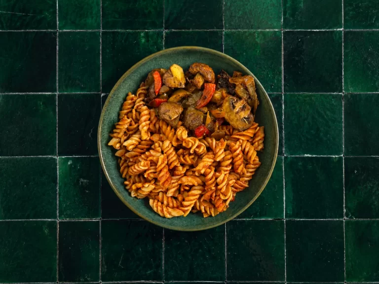 Vegetarische fusilli in tomatensaus met gegrilde groentemix.
