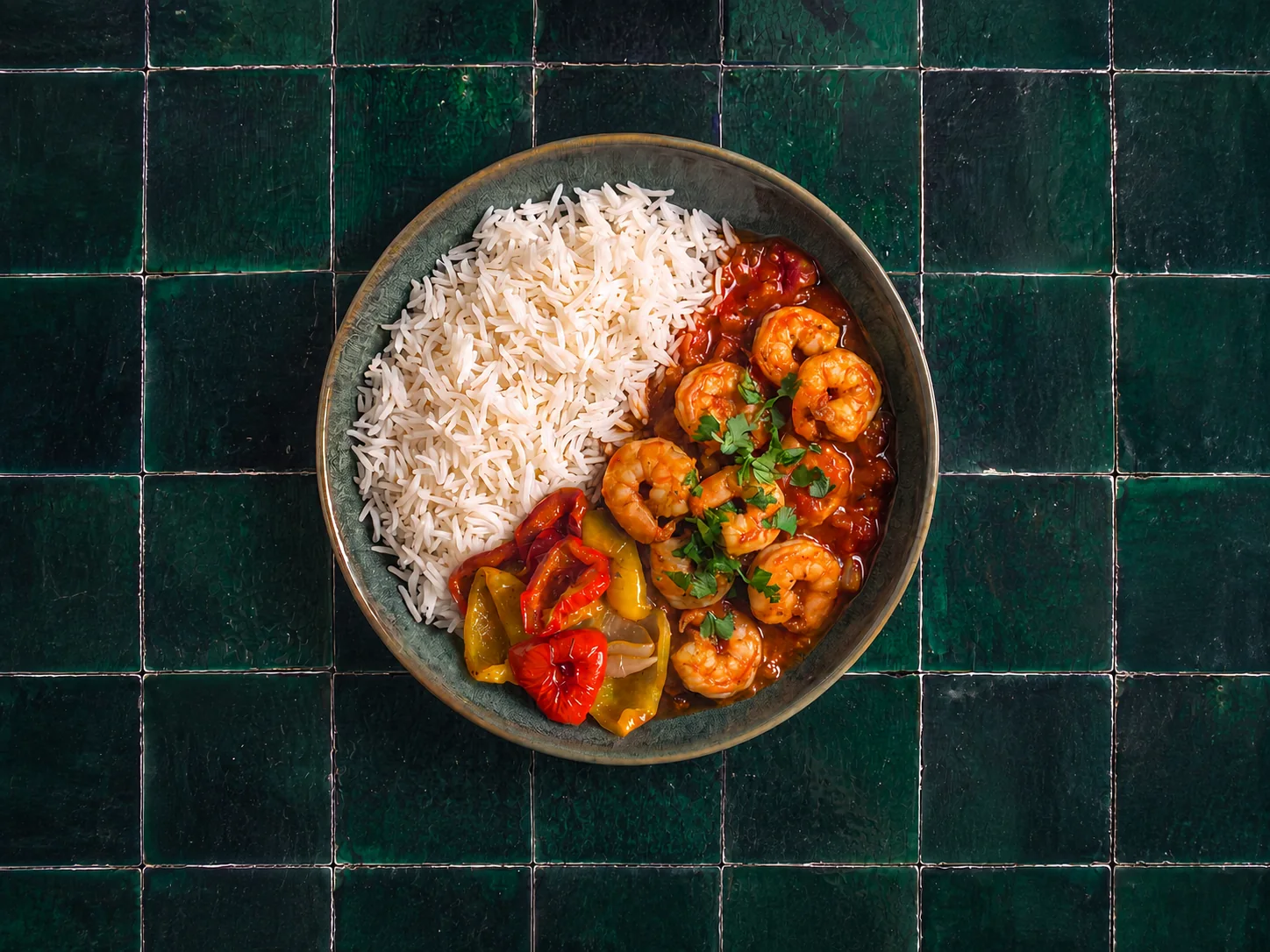 Garnalen in rode tomatensaus met gegrilde paprika en witte rijst