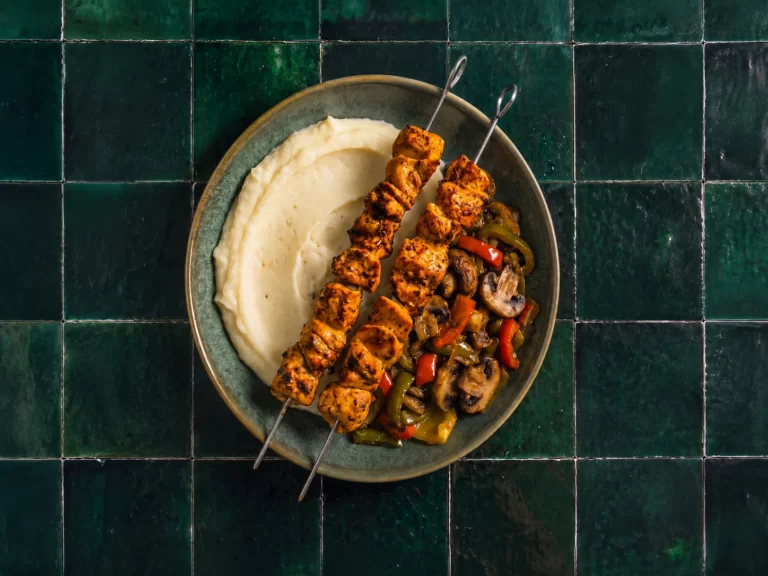 Gegrilde kipspies met gegrilde groenten en romige aardappelpuree.