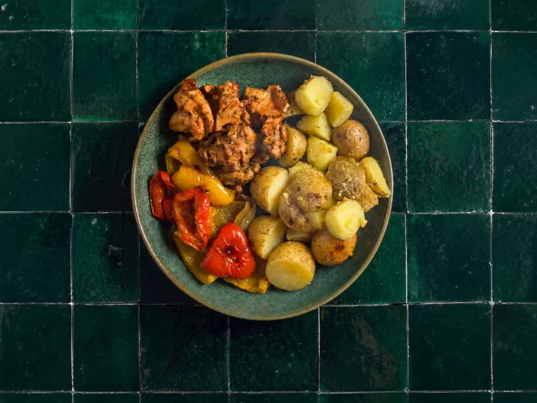 Mediterrane kip met mediterraans gegrilde groenten en gestoomde aardappelen.