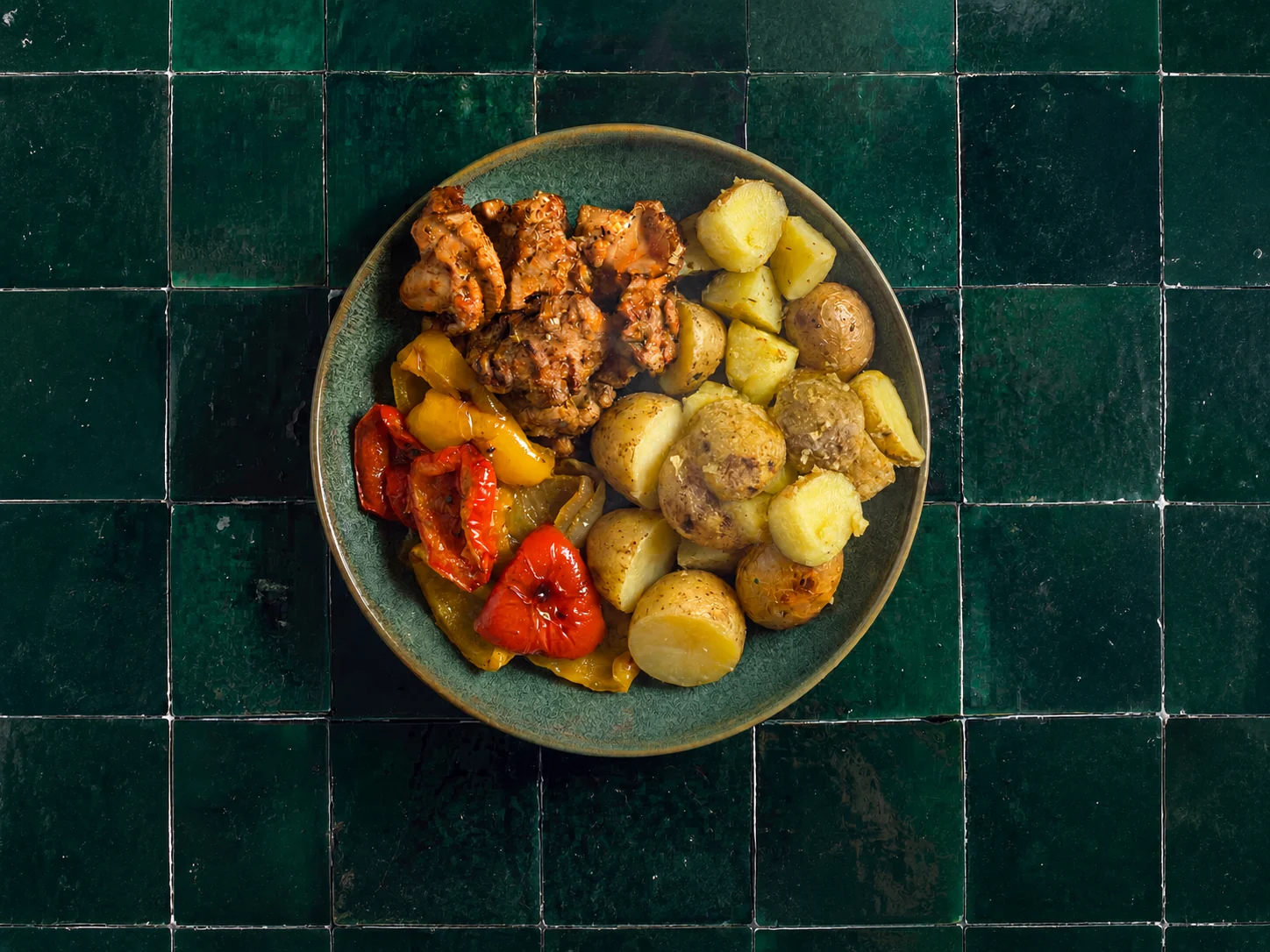 Mediterrane kip met mediterraans gegrilde groenten en gestoomde aardappelen