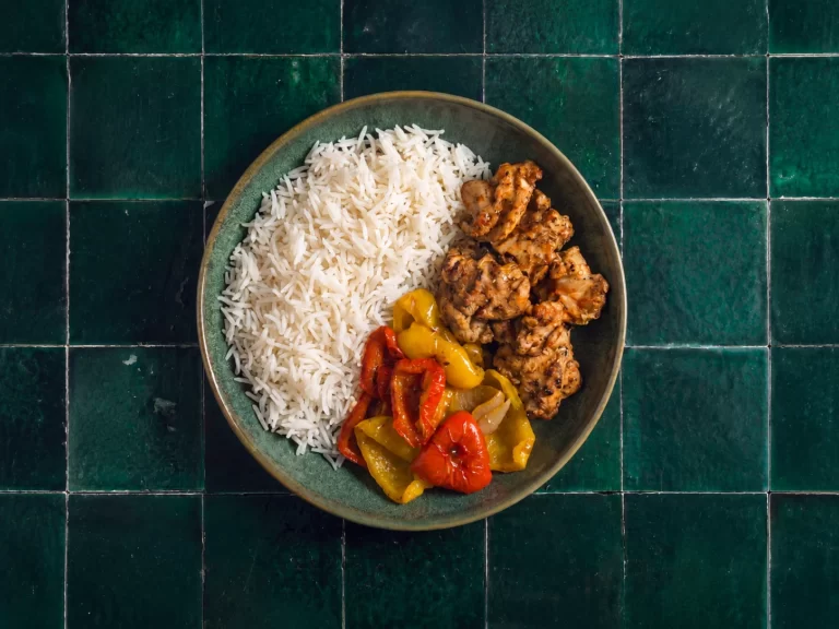Mediterrane kip met mediterraans gegrilde groenten en kruidnagelrijst.