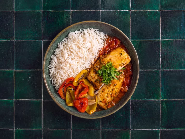 Witvisfilet in tomatensaus met gegrilde paprika en kruidnagelrijst.
