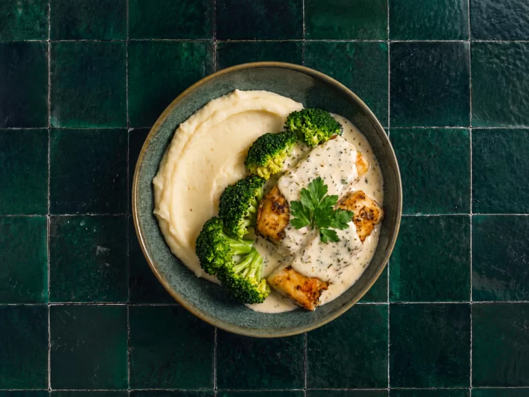 Witvisfilet in witte romige saus met broccoli en aardappelpuree.